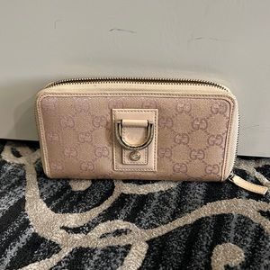 Gucci wallet crème zippered